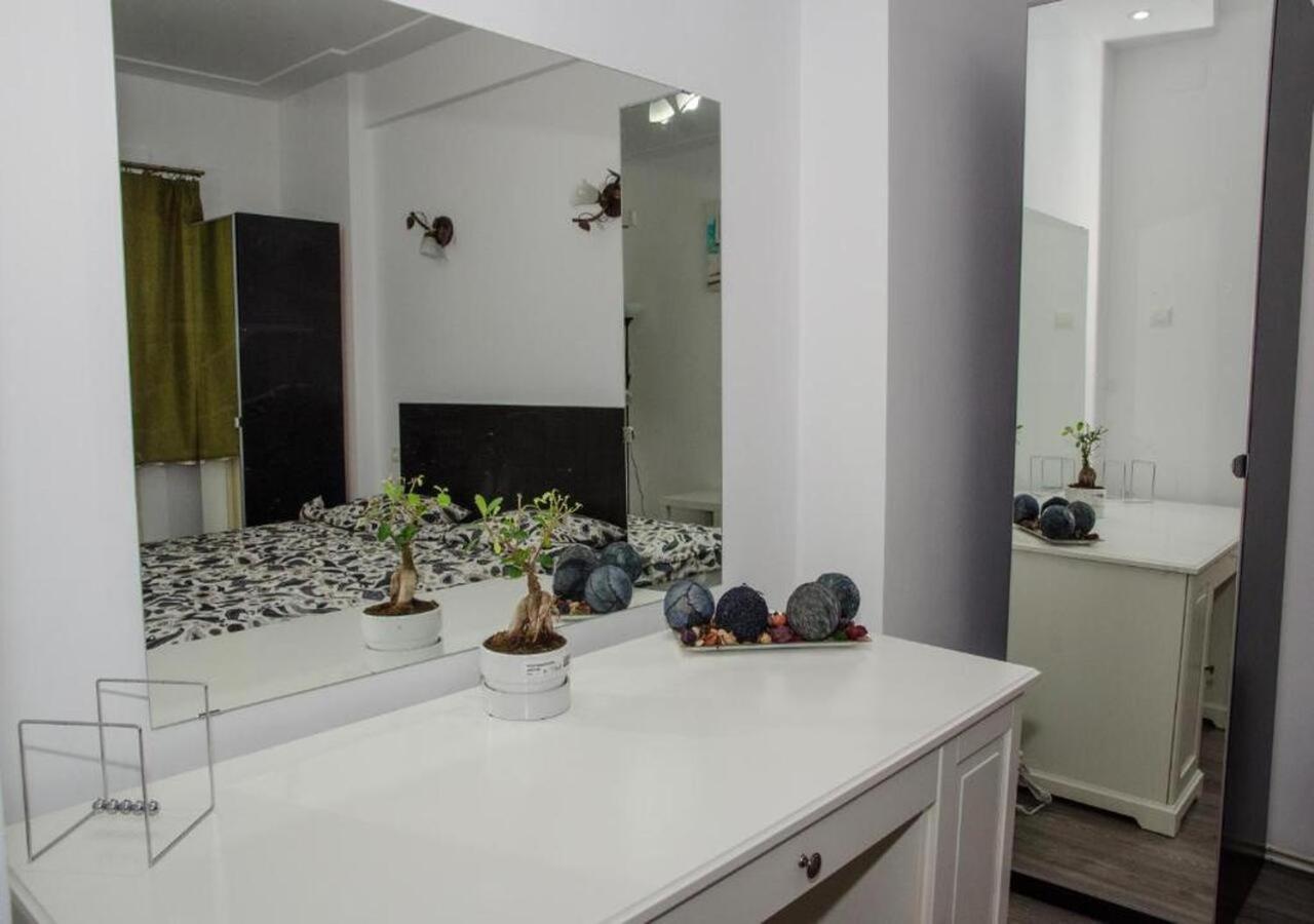 Four Apartment *