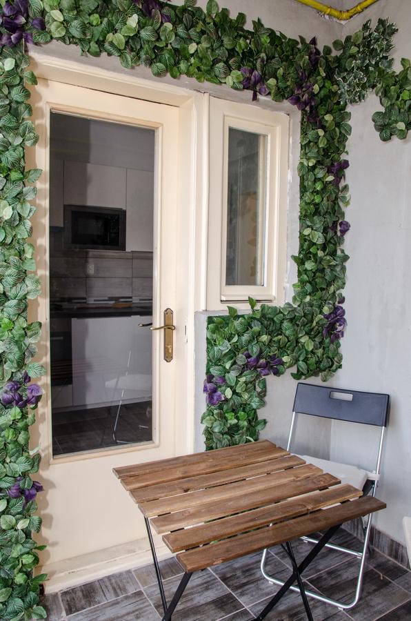 Four Apartment *